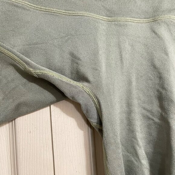 Victoria's Secret Womens Army Green Perforated Seamless Mid Rise Leggings XS - Picture 5 of 7